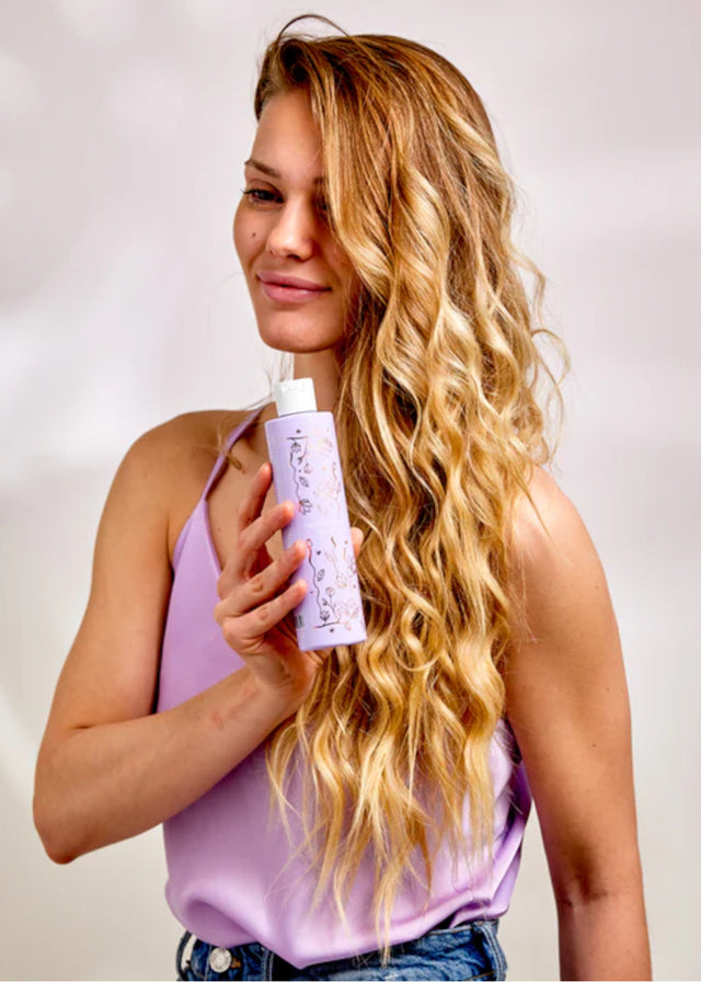 Volumizing shampoo for fine hair with Magnolia