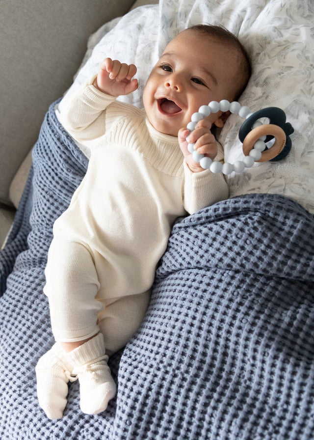 White knitted onesie for newborns in organic bamboo