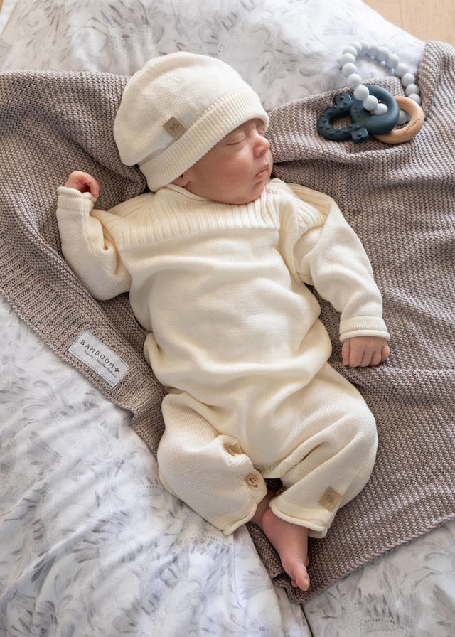 White knitted onesie for newborns in organic bamboo