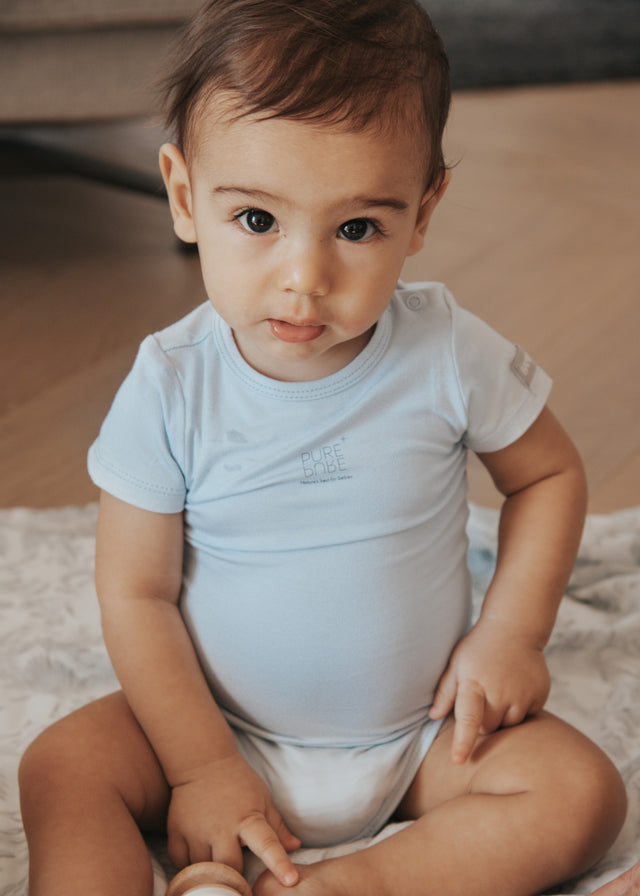 Short-sleeved bodysuit in light blue organic bamboo