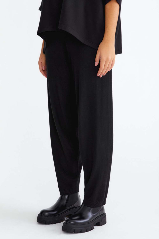 Pantaloni Klay tapered neri da donna in Cashmere e Bamboo